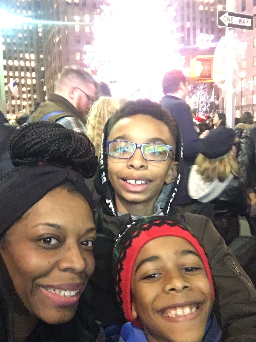 mrsrubinsworld's tweet photo. Home for Christmas...NYC...there is nothing like it. 🥰#winterbreakgoals #MerryChristmas2019 #holidayinnyc https://t.co/c2OqB42nw2