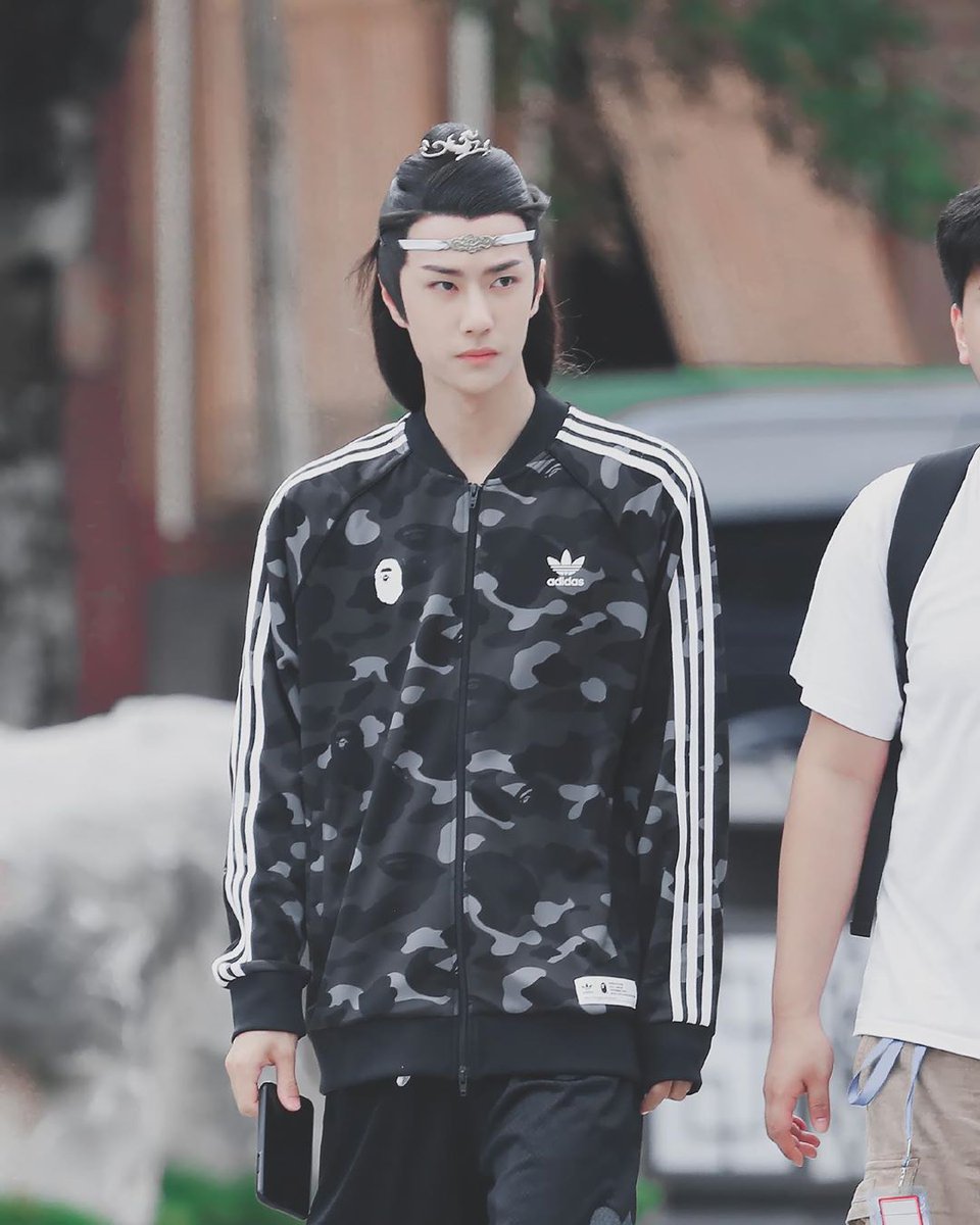 hyunehoon's tweet photo. when u got pick up with the boys at 3 PM but you gotta get back to gusu for 9 PM https://t.co/yDy30WQkEN