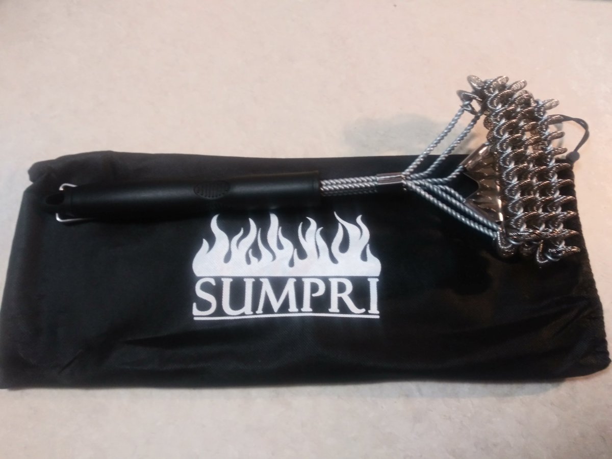 Hey all you barbeque experts..checkout this awesome grill brush. This will make cleaning a breeze. Get you one here amazon.com/s/ref=nb_sb_no…
#grillbrush #sumpri #bristlefreebrush #bristlefree #safebbqbrush #barbecuebrush #sumprigrillbrush