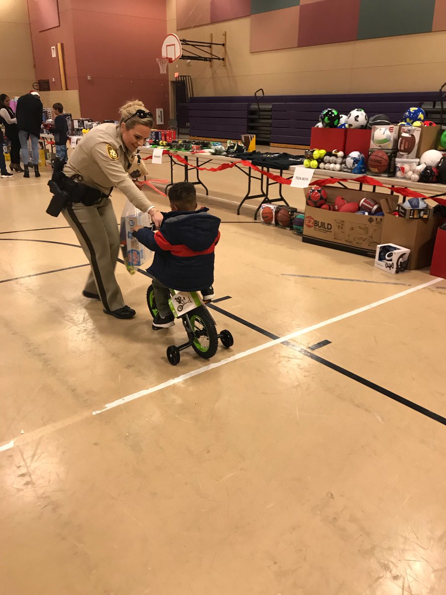 LVMPDFoundation's tweet photo. LVMPD Foundation supports the Women of Metro’s Child Haven Holiday Initiative. 🎄For the last decade, the Women of Metro have been delivering gifts to Child Haven, which houses abandoned, abused, neglected or displaced children from infants to teenagers. #childhaven #womenofmetro https://t.co/Kgbfw30kHO
