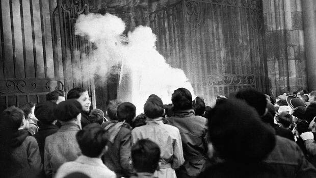 原因は アメリカ式サンタクロース の存在にあった 1951年のフランスでサンタクロースが火刑を受けた話 Togetter 原因は アメリカ式サンタクロース の存在にあった 1951年のフランスでサンタクロースが火刑を受けた話 Togetter