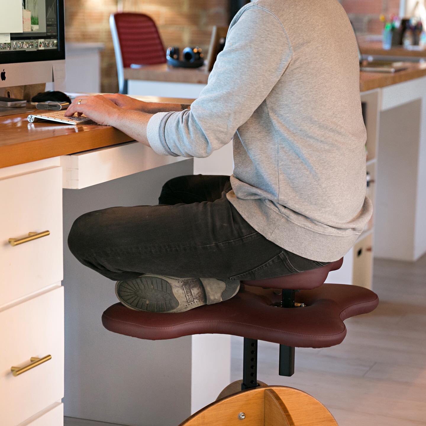 Azyandraws On Twitter Siapa Yang Suka Bersila Atas Kerusi Tu I Found The Perfect Chair For U Https T Co 5poacir1ys Twitter