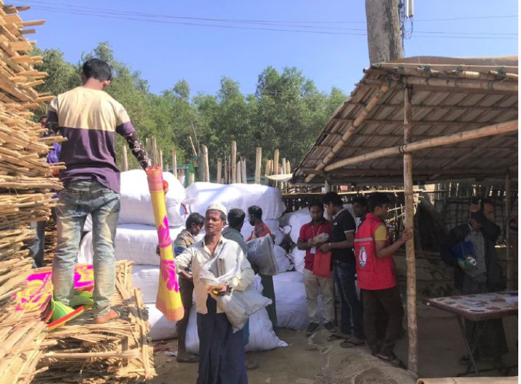 IFRCAsiaPacific's tweet photo. Dense fog and biting cold in Bangladesh are especially hard on children, older people, poorer people and people displaced from Rakhine. #RedCrescent blankets, sleeping mats and clothes are helping warm up winter. 🧡🧡🧡 Read more: https://t.co/mrEXcvlWDU https://t.co/lcSIc7Pihx