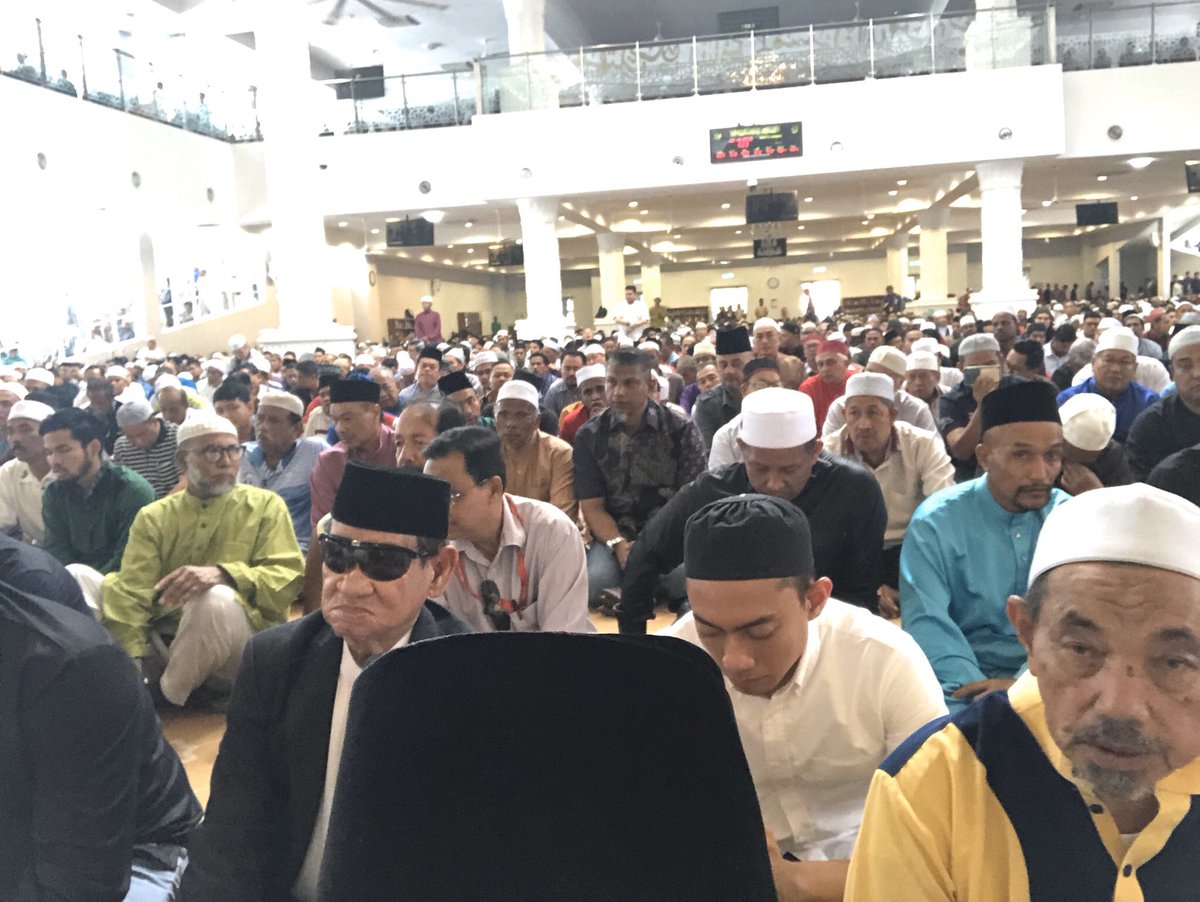 ahmadmaslan's tweet photo. Kenapa Mufti tak larang DS @NajibRazak sblm bersumpah di Masjid #KgBaru sedangkan DSN beri 2 hari notis awal?

Jika tak diberi tentu DS Najib boleh  bersumpah di #Pekan dlm masjid atau surau di sana misalnya

DSN juga dah sumpah 2 kali sblm ini, 2/2007 &amp; 8/2008 luar&amp; dalam masjid https://t.co/afANBVLVVG