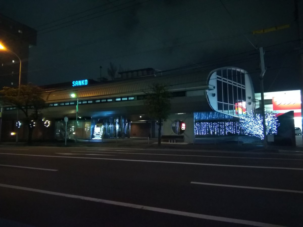 kapo106's tweet photo. サンコー本社前。
#FABOT くんからメリークリスマス🎄!
※実際はもっと明るいです✨ https://t.co/2NmilNaVxk