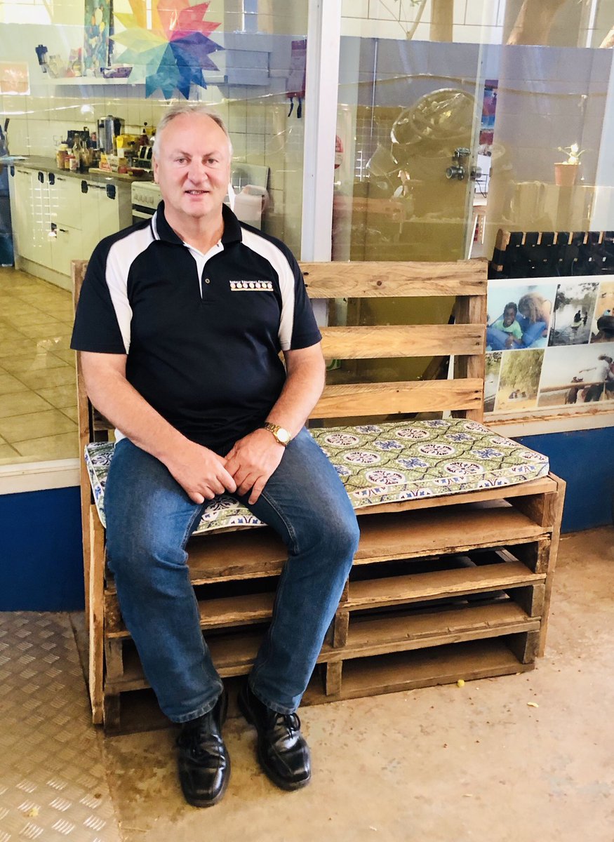 SteveEdgoMLA's tweet photo. This morning I dropped in to catch-up with #JohnFitz who manages the #AustralianRedCross office at The Paterson St Hub. Thank-you for the fantastic work you are all doing for the people in #TennantCreek and I hope you all have a Merry Christmas and a Safe New Year. https://t.co/bK8vyTudeP