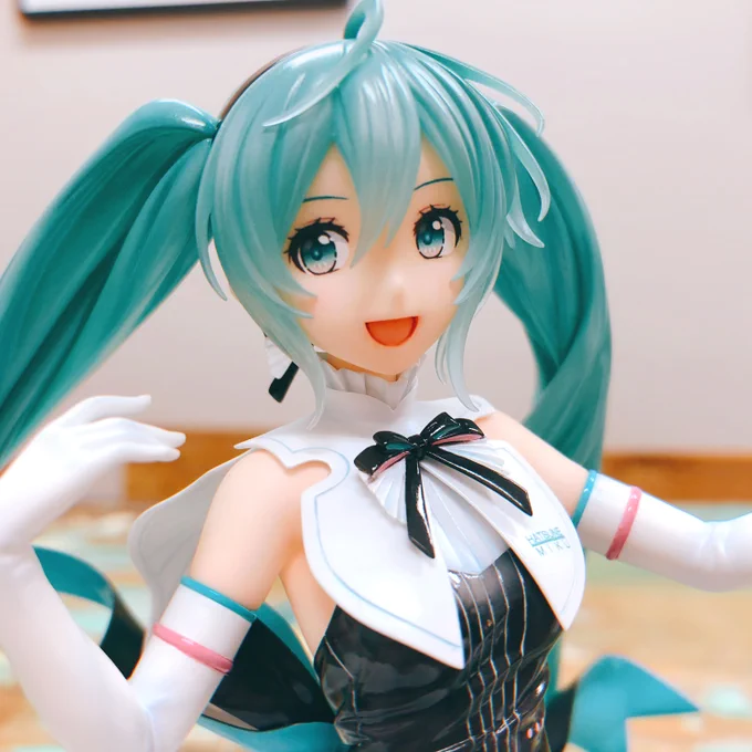 この間シンフォニーミクの最終監修させていただきました。わがままな監修意見を全部聞いてくれたグッスマさん本当にありがとうございます!!!顔が想像以上可愛くて目が離せなくなってしまう...本日から予約開始です!シンフォニーちゃんをどうぞよろしくお願いします!!!?✨ 