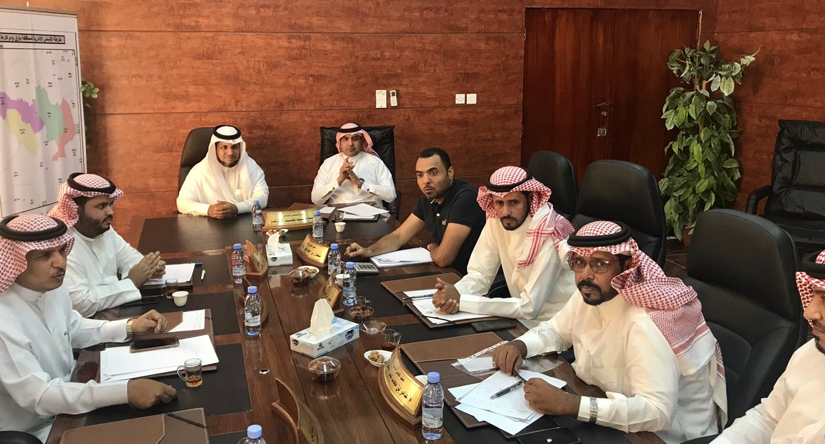 MBldibarq's tweet photo. رئيس واعضاء المجلس البلدي وبحضور مدير المشاريع ومقاول السفلتة يناقشون آلية تعثر بعض مشاريع مبادرة الطرق وإيجاد الحلول المناسبة https://t.co/oXSwWT4ulj