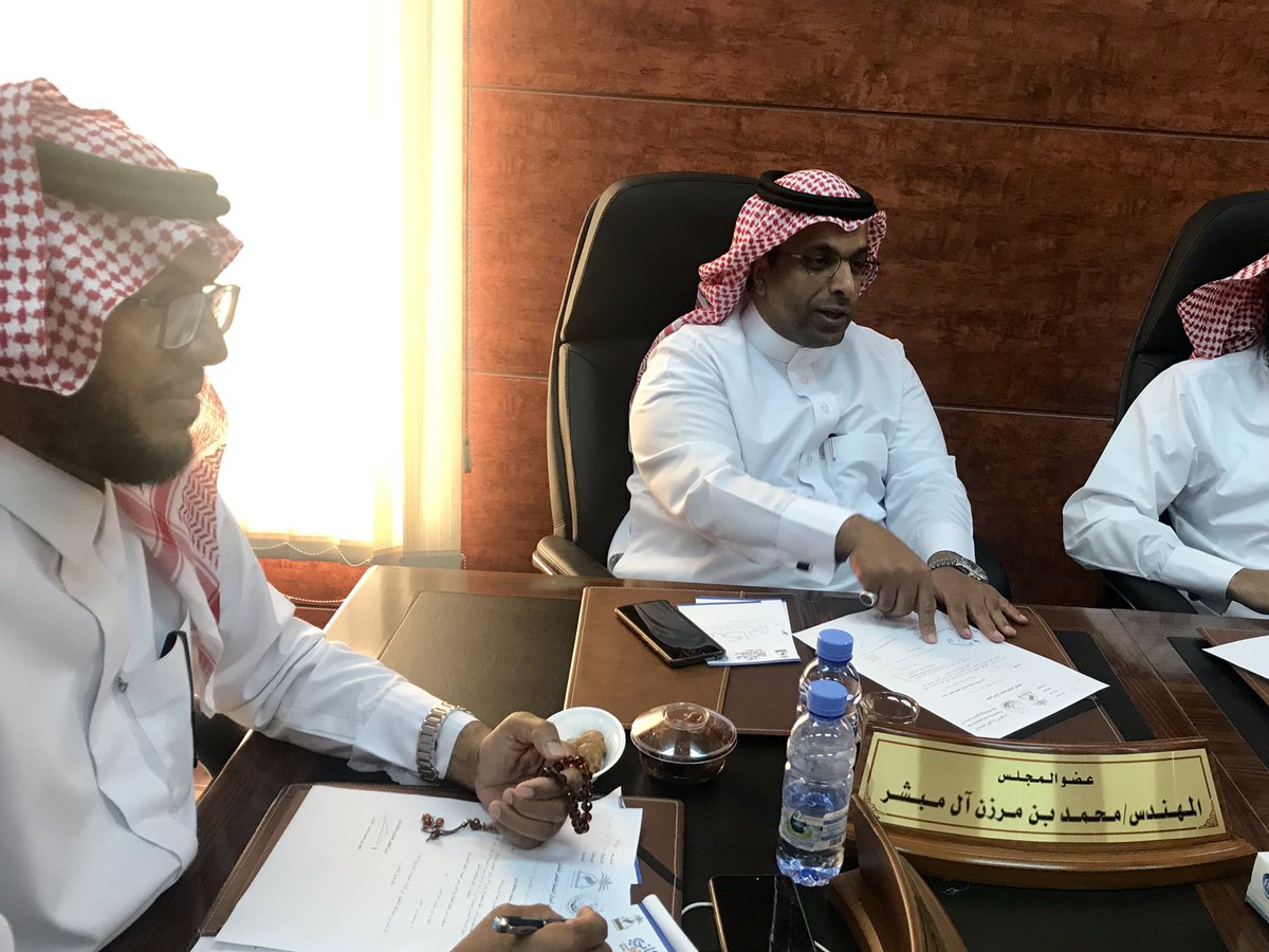 MBldibarq's tweet photo. رئيس واعضاء المجلس البلدي وبحضور مدير المشاريع ومقاول السفلتة يناقشون آلية تعثر بعض مشاريع مبادرة الطرق وإيجاد الحلول المناسبة https://t.co/oXSwWT4ulj