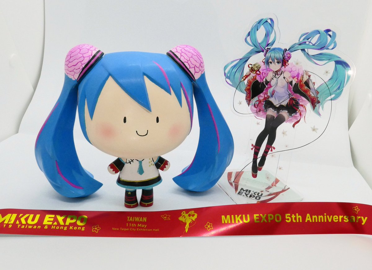 primaL1n's tweet photo. It took me about 3 months(free time) for painting because of the tiny detail. The hardest part is the hair color. Hard to get it right...😕 It's was really fun when making your own Miku(O'miku).😃❤️
#MIKUEXPO #MIKUEXPO2019
#Omiku #miku #初音ミク #5周年 https://t.co/vwfvruftVr