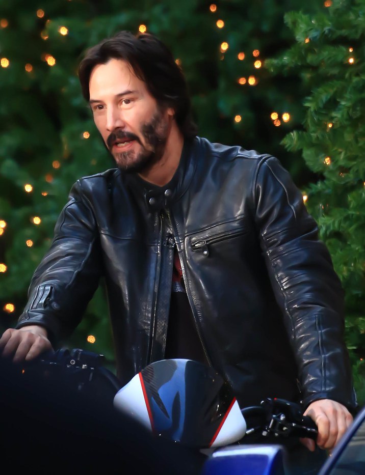 DaniS99222550's tweet photo. Merry christmas to y'all 🎄🎁🎄🙋💖 Keanu fans and friends and to our #keanureeves of course #tkwl https://t.co/eUg0WDGllS