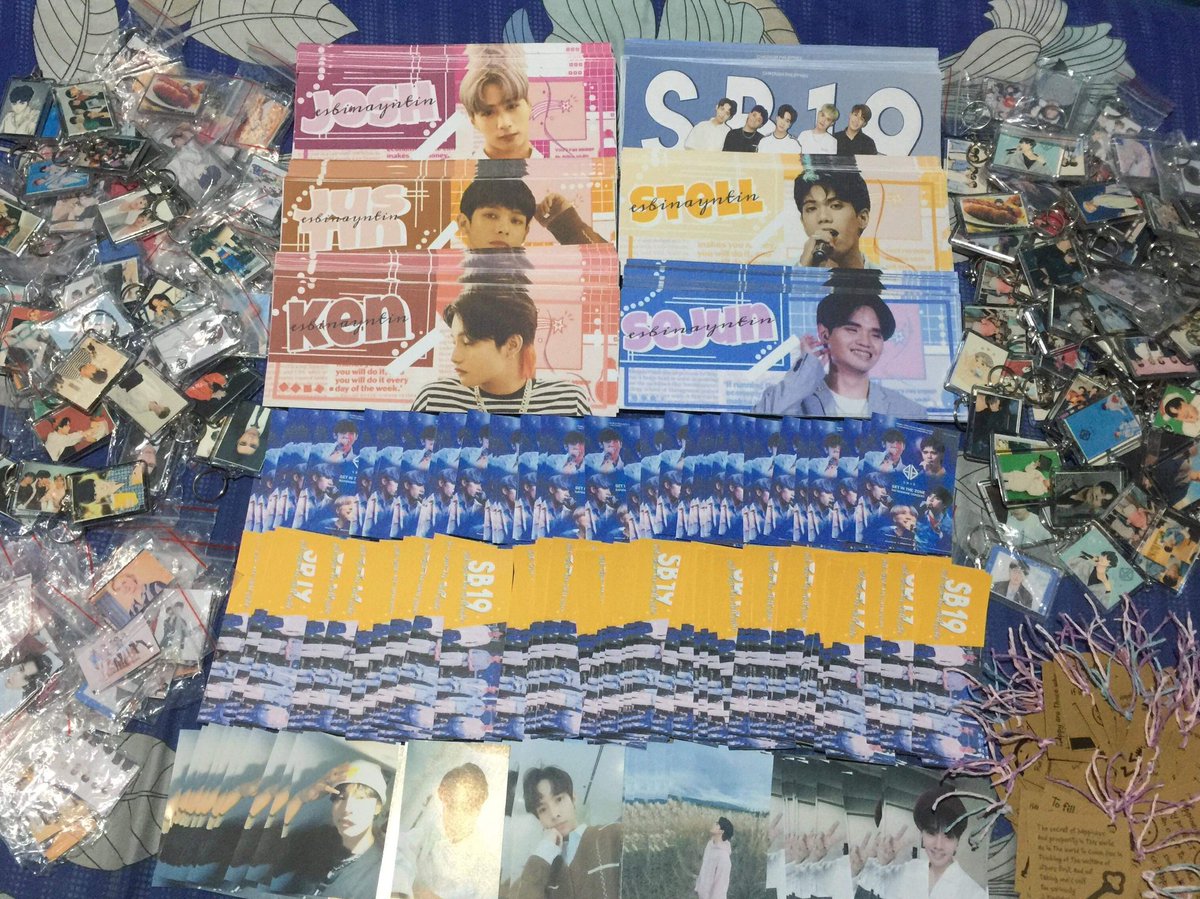 ronniee_first's tweet photo. ❗FREEBIES REVEAL ❗

- Keychains
- Handy Banners
- Bookmark
- Mini bookmark
- Concert poster photocard
- Photocards
- Cutiecards

Total of 750+ freebies 🔥

How to get one? See mechanics below.

@SB19Official | #AlabSB19 | #PUSHAwardsATIN
SB19 BillboardSocial50 https://t.co/jym6J8mLZH