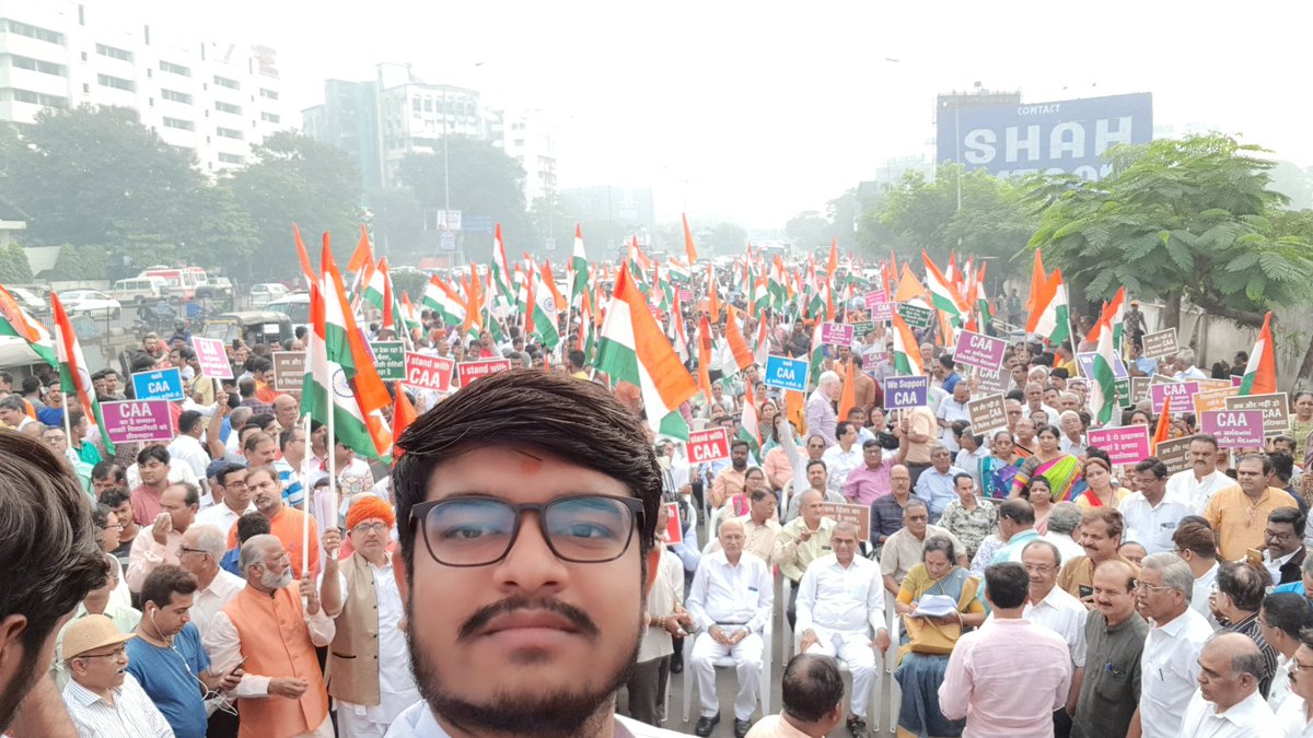 darshankalthiya's tweet photo. #CAA2019 ના સમર્થનમાં વિશાળ રેલીમાં સુરતી પરિવારજનો ખૂબ મોટી સંખ્યમાં ઉપસ્થીત રહ્યા , કાયદા પ્રત્યેની સુરતીઓની જાગૃતતા અને દેશદાઝ ઉડીને આંખે વળગે એવી હતી . રેલીને સફળ બનાવવા બદલ સુરતીની તમામ જનતાનો ખૂબ ખૂબ આભાર . . . #SuratWithCAA https://t.co/IXhJrfZuAq