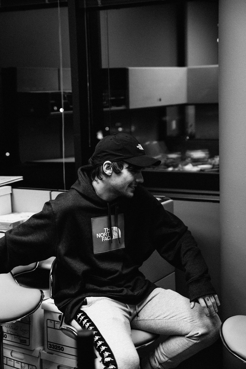 Happy Birthday to the boss! Show him some birthday love <a href="/Louis_Tomlinson/">Louis Tomlinson</a> 🎈