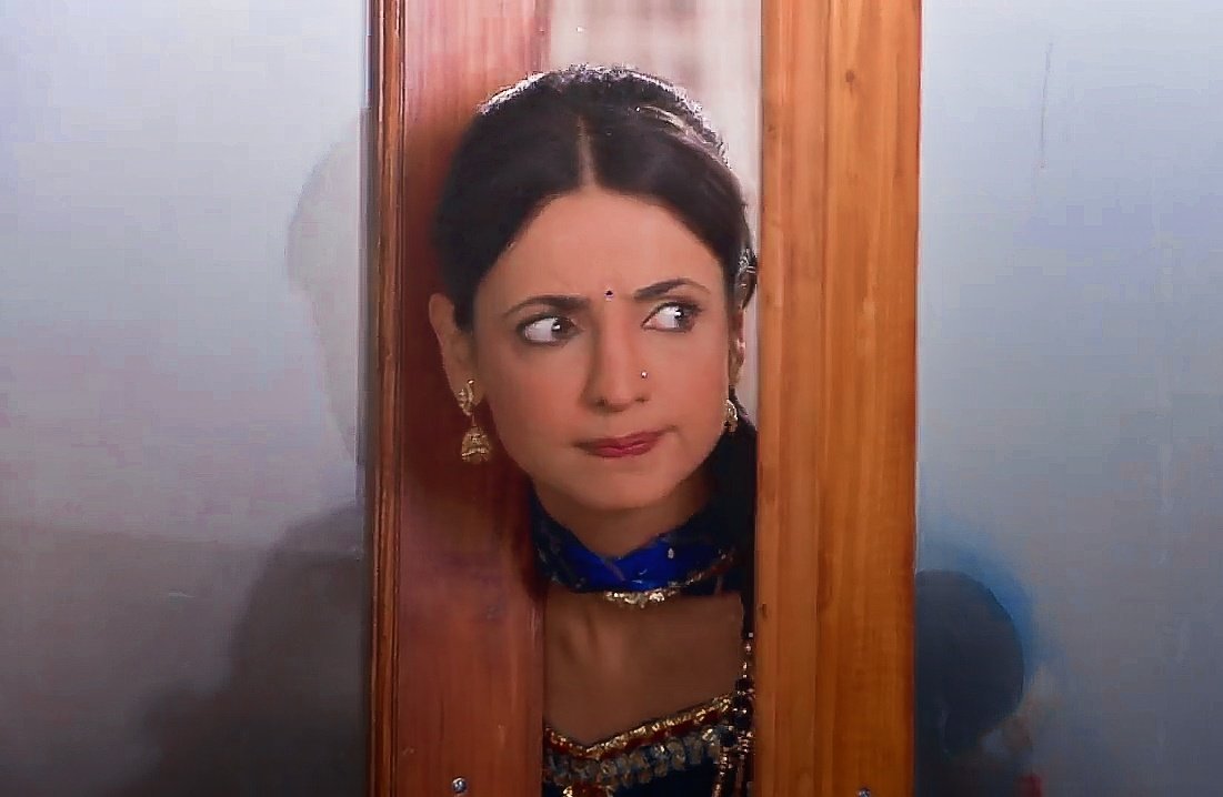 Khushi lands in Arnav s Room.K - "Bada ajeeb Ghar Hai, Bakri ko bhi kamra de diya " Ps- Her cute smile  #KhushiKumariGupta #SanayaIrani  #IPKKND  #Arshi