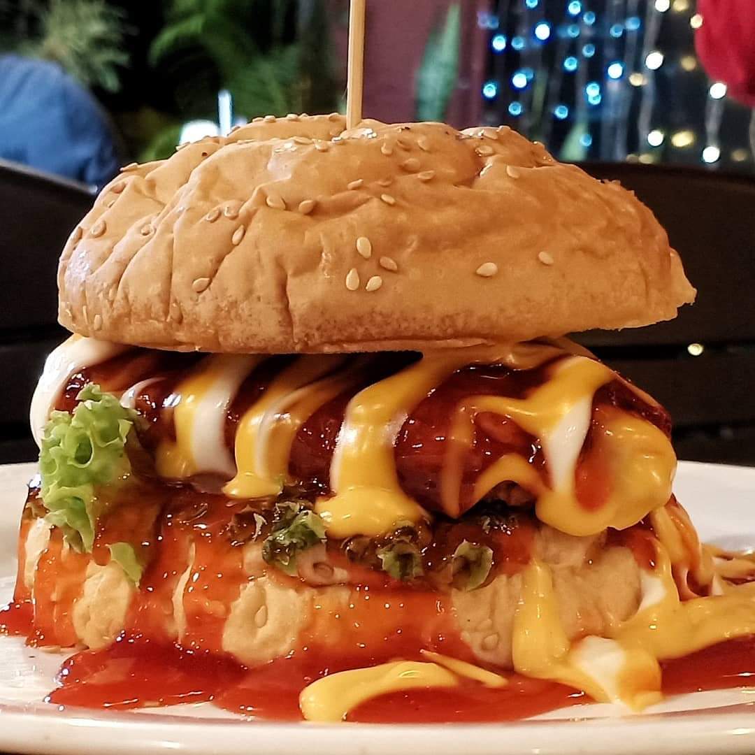 legasiadden's tweet photo. Hujan sudah berhenti, burger sudah siap. Cuma awak-awak je yang belum bersiap nak makan burger, cepatlah pakai bedak siap-siap kita pergi ke #legasiadden

#jjcm #jjcmtv3 #tadom #tadomhill #banting #dengkil #bukitchangang #labohandagang #uitmdengkil https://t.co/O6IQH79ki0