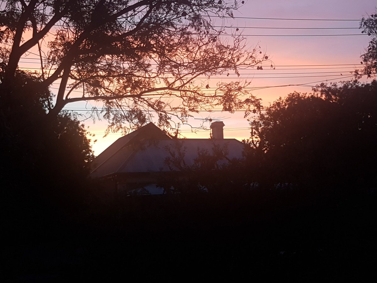 Margare99378443's tweet photo. Beautiful sunset in Croydon #sawithkate https://t.co/jfRxl6rPNW