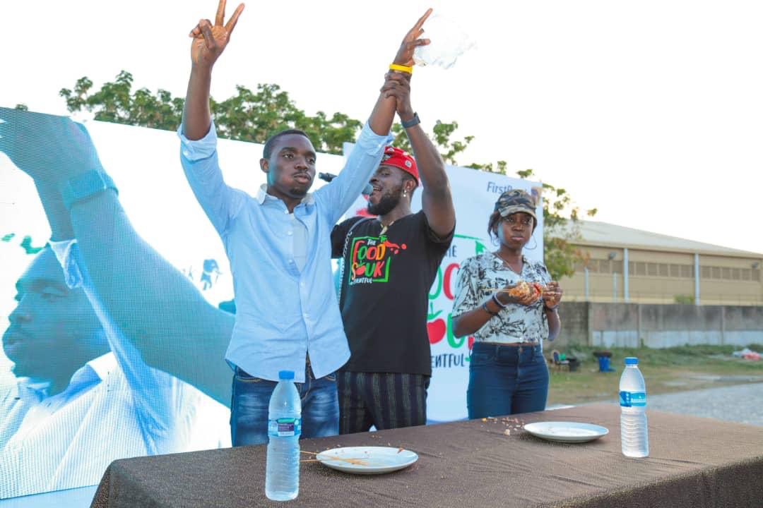 UncleMohamz's tweet photo. Finally, it got to the part I enjoy most.
THE FOOD COMPETITION.
Foodies came to show their skills at the Food Souk sponsored by FirstBank.
See how this Burger went down at the eating competition.
Peep the Mcβs reaction π.
#DecemberIssaVybe
#FirstBankXFoodSouk https://t.co/ylScl4DZF5