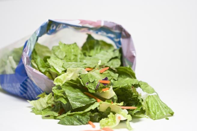 Las claves que explican la conservación de las ensaladas de bolsa: - lavado y desinfección con agua clorada- higiene-refrigeración-¿he dicho higiene? Las atmósferas modificadas apenas se utilizan porque favorecen el desarrollo de olores y sabores anormales #gominolasdepeseta