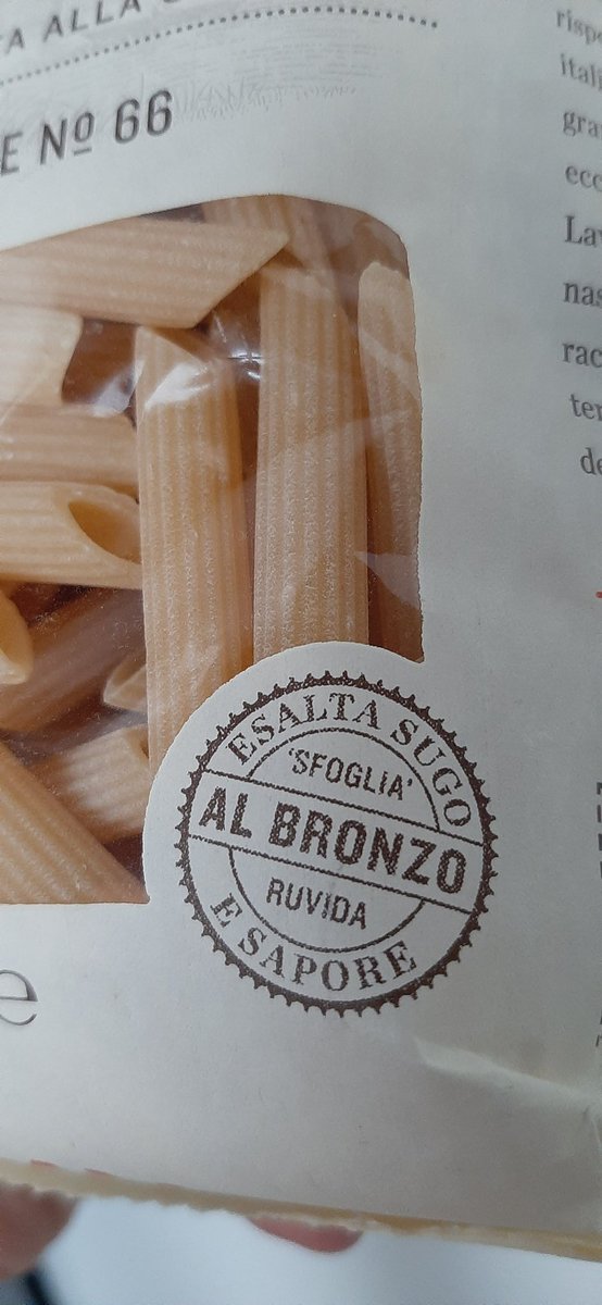 Para elaborar pasta se hace una masa con sémola de trigo+agua y se pasa por moldes con la forma deseada. Normalmente estos son de teflón pero en la pasta de calidad son de bronce: queda más rugosa, porosa y menos brillante-> retiene mejor las salsas  #gominolasdepeseta