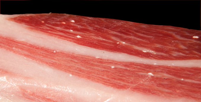 Las pintas blancas del jamón curado son cristales de aminoácidos (principalmente tirosina) que formaban parte de las proteínas de la carne (estas se van "rompiendo" a medida que avanza la maduración-> si hay pintas es buena señal). Se pueden comer sin problema  #gominolasdepeseta