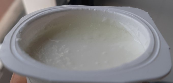 El líquido del yogur es suero formado por agua y nutrientes (proteínas, lactosa, minerales, etc). Se puede comer sin problema (de hecho se utiliza para elaborar "whey"=suero de leche). Suele liberarse por el movimiento durante la fermentación o el transporte  #gominolasdepeseta