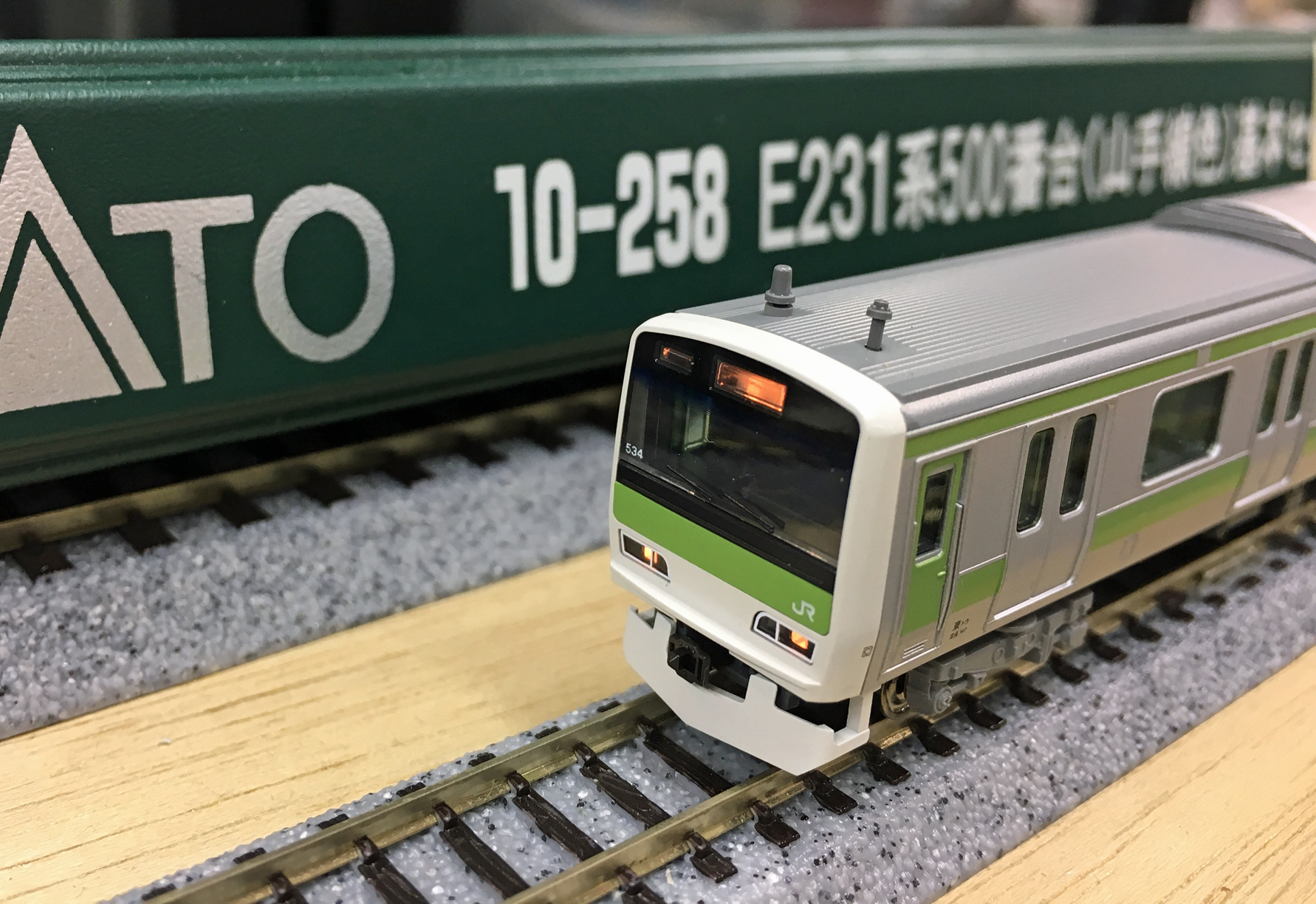 アイボリー×レッド 【ラッピング車】KATO 10-258,259 E231系500番台