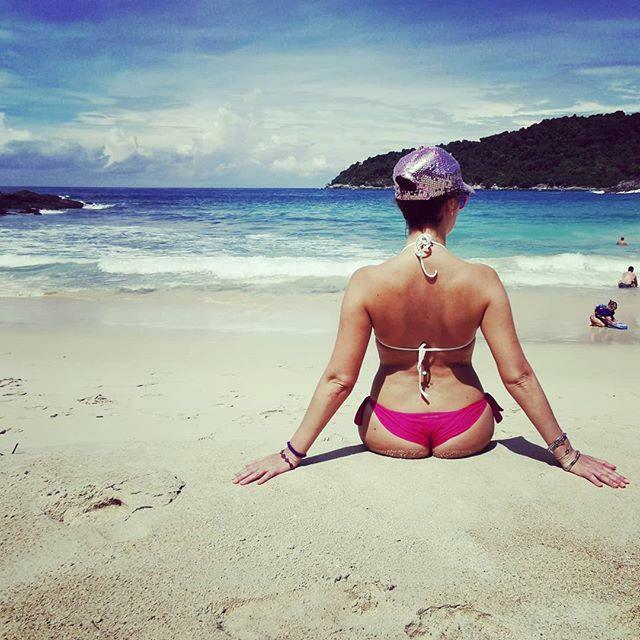 HelloLen's tweet photo. auCULI di buon nataLEN a tutti! merry christmASS to everybody! . . . #merrychristmas #buonnatale #sand #beach #shore #sky #calzedoniabeachwear #horizon #thailand #freedombeach #phuket #phuketthailand #happyholidays #tourismthailand #wanderlust #foreversuโฆ https://t.co/VP0OXsy8n6 https://t.co/sQHNYqdaMm