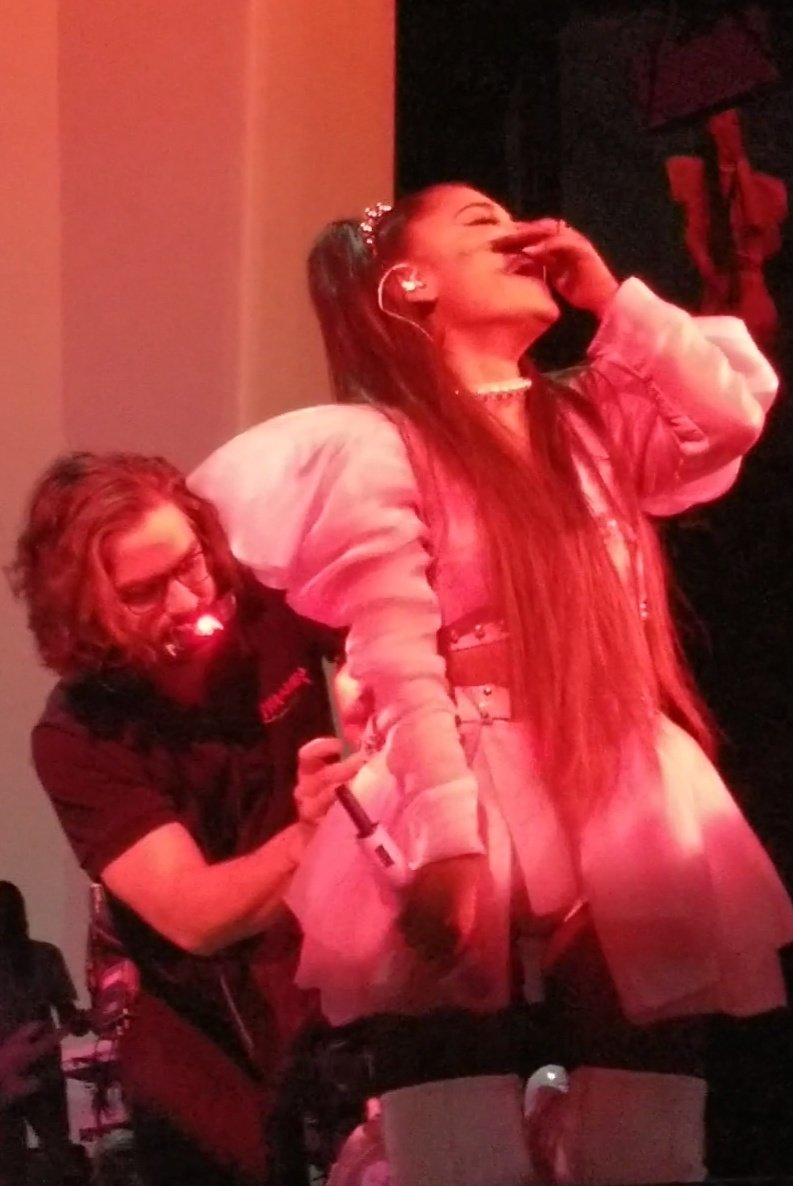 harianascinema's tweet photo. she really thought this was HILARIOUS π© #SweetenerWorldTour #SWTInglewood #SWTLosAngeles https://t.co/V1aPaeY7sQ