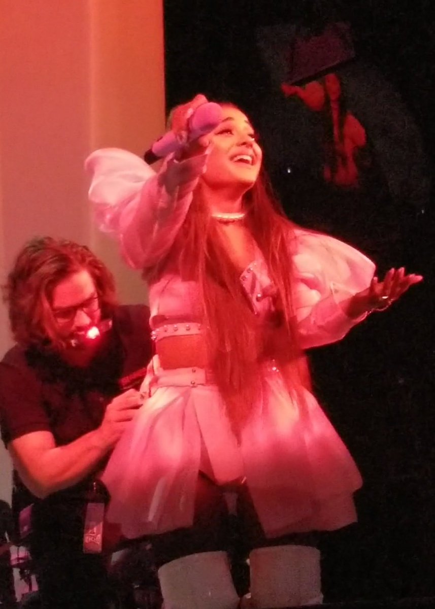 harianascinema's tweet photo. she really thought this was HILARIOUS π© #SweetenerWorldTour #SWTInglewood #SWTLosAngeles https://t.co/V1aPaeY7sQ