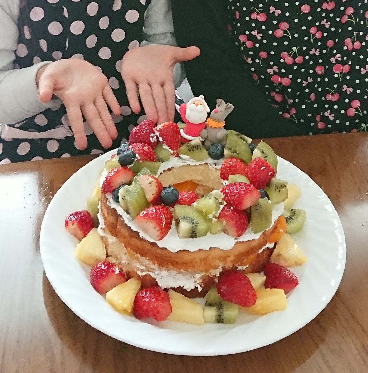 あやるん じゃーん フルーツたっぷり クリスマスリースケーキ の出来上がり 姉妹も頑張ってくれました こどものヒトサラ クリスマスケーキ作り クリスマスケーキ クリスマスケーキ手作り クリスマスリースケーキ