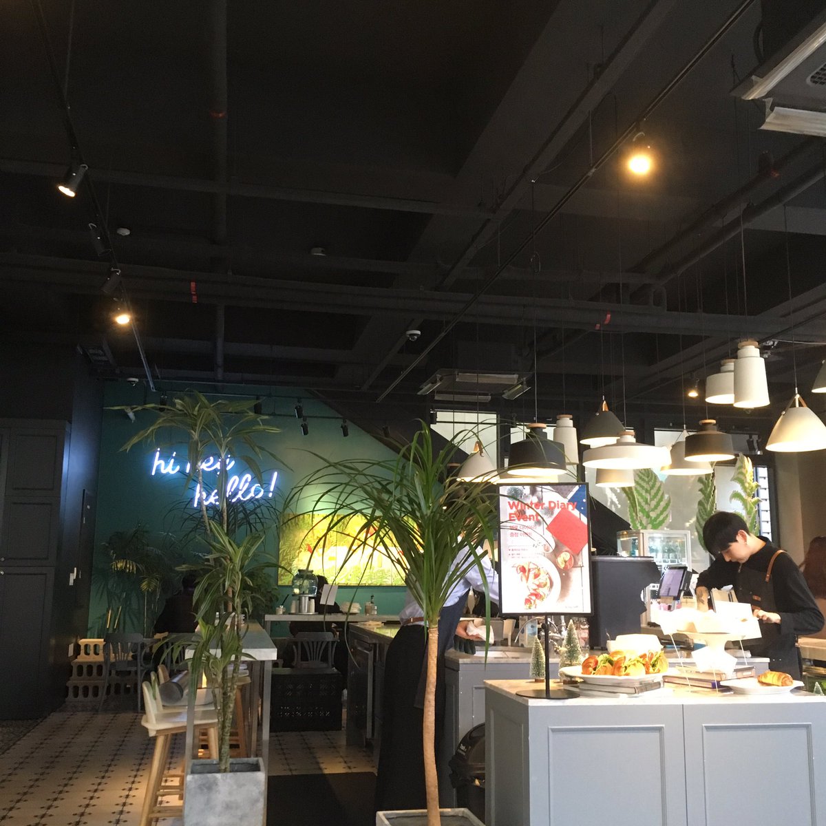 2PM_Hottie's tweet photo. 好きなカフェでひと休み🎄
MCMに素敵なサンタさんいた💝
#hiheyhello https://t.co/NwK31LcFAQ
