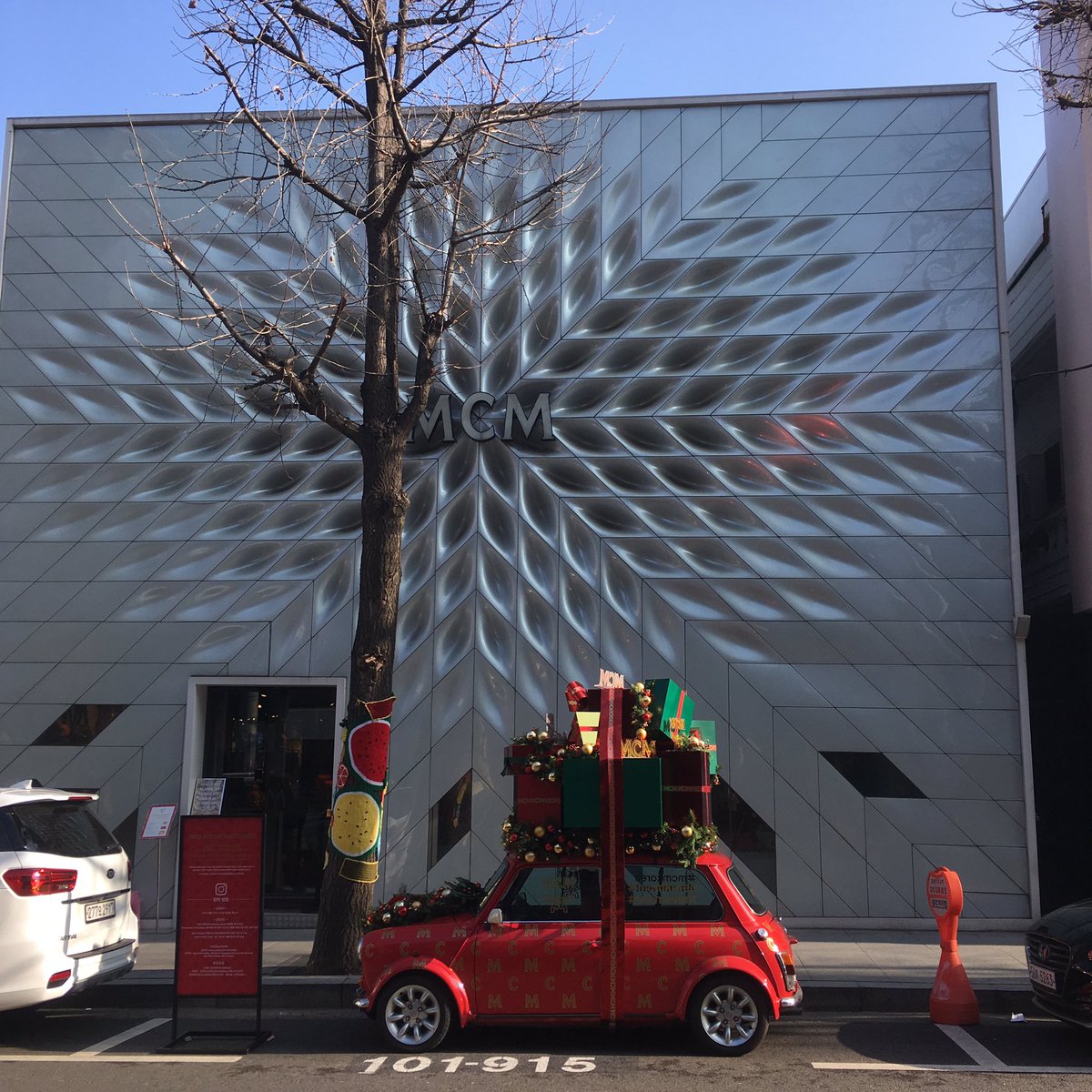 2PM_Hottie's tweet photo. 好きなカフェでひと休み🎄
MCMに素敵なサンタさんいた💝
#hiheyhello https://t.co/NwK31LcFAQ