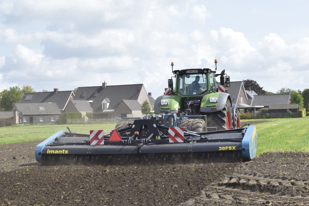 AkkerbouwNieuws's tweet photo. Het specialisme van @ImantsBV is een kwalitatieve verbetering van de #grond. Afgelopen zomer presenteerde Imants-eigenaren @kixpeters en Jeroen Geerts hun nieuwste paradepaardje: de #opklapbare #spitmachine, de 38FSX. -
https://t.co/h3RzgZTTxq https://t.co/Qv49rPnDXv
