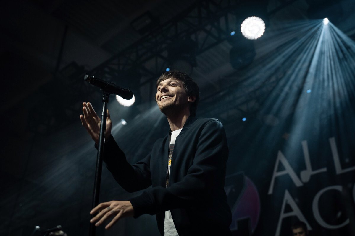 _KittenLouis's tweet photo. C'est l'anniversaire de l'une de mes personnes préférées aujourd'hui. Vous ne savez pas à quel point je lui suis reconnaissante pour énormément de choses. Il mérite tout le bonheur du monde. Je l'aime très fort. #HappyBirthdayLouis https://t.co/qqInFWEXC9