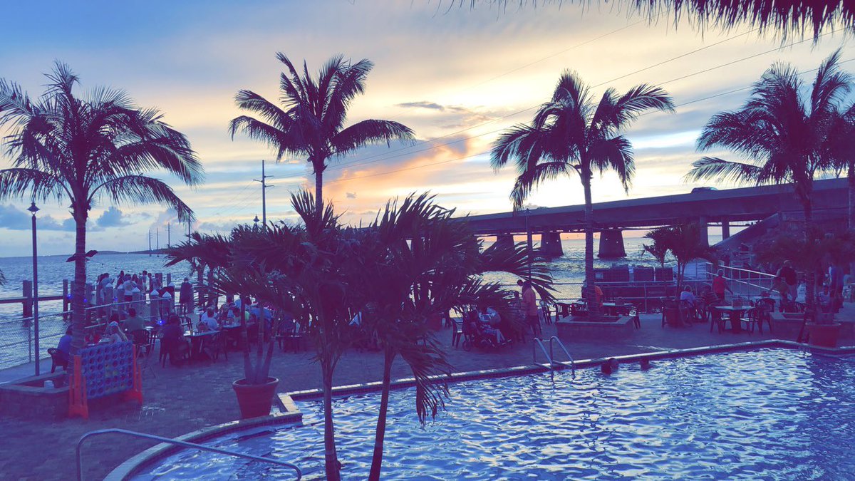 ash_lora's tweet image. Cotton candy Miami skiiiies #messit