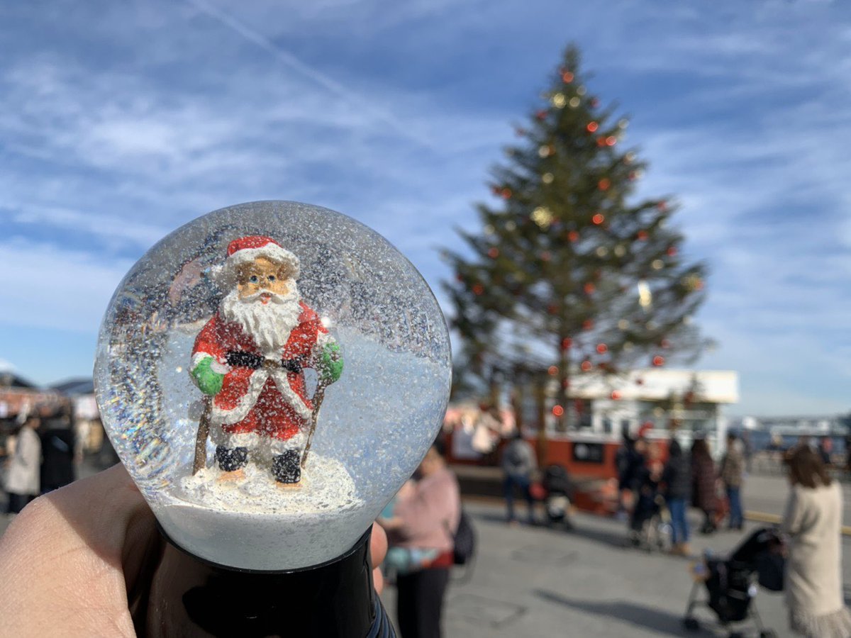 スノードームと愉快な仲間達 こんにちは 今日の一品は サンタクロース もう鉄板のモチーフです 横浜赤レンガ倉庫の クリスマスマーケットでお待ちしております 横浜 赤レンガ倉庫 クリスマスマーケット スノードーム Snowdome クリスマス