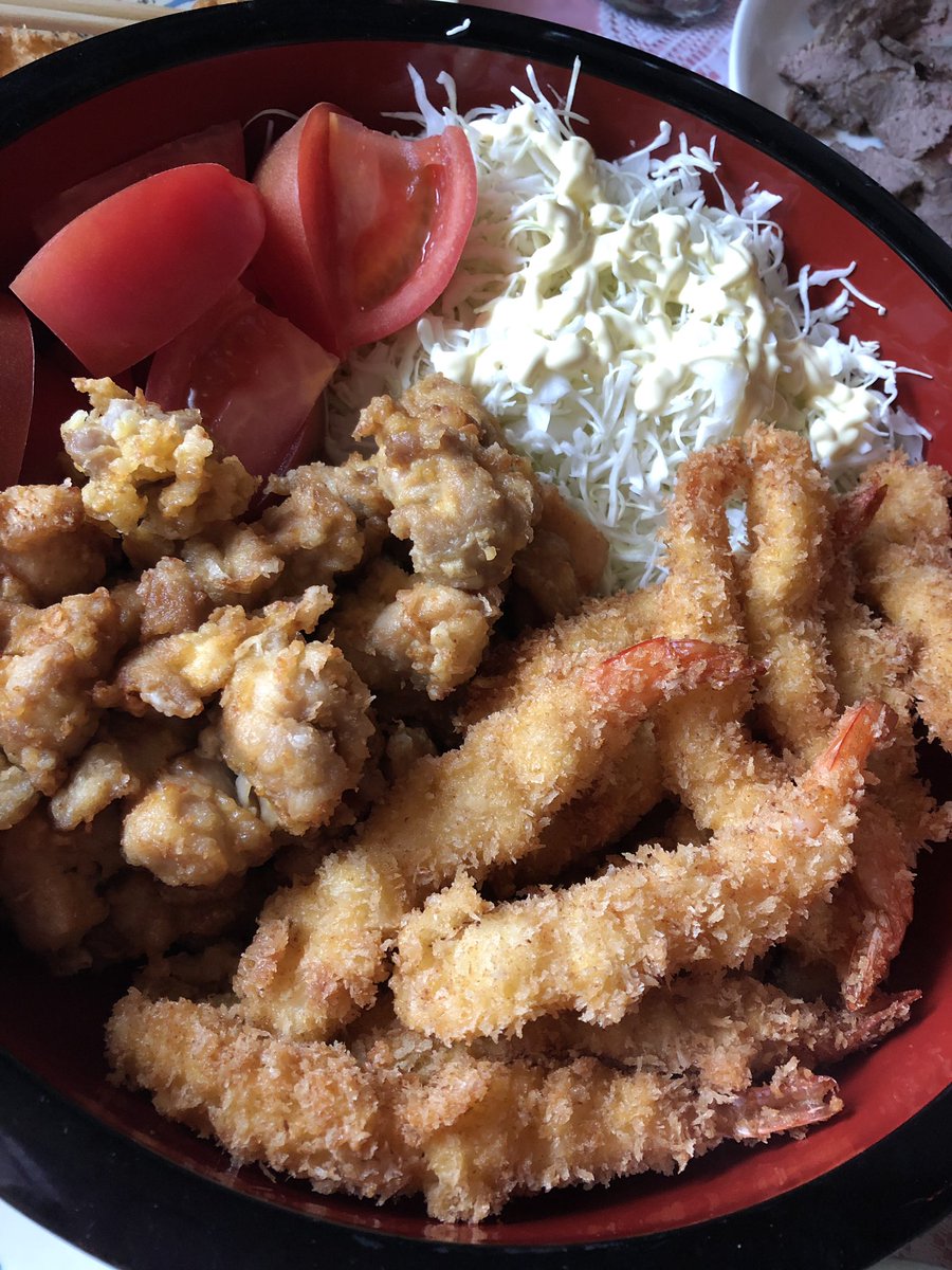 doII_HAHA_0712_'s tweet image. ファミリークリスマス🎄
メニューは、ローストビーフ、鷄の唐揚げ、エビフライ
飲み物は、ピールには赤ワイン。

＃ファミリークリスマス