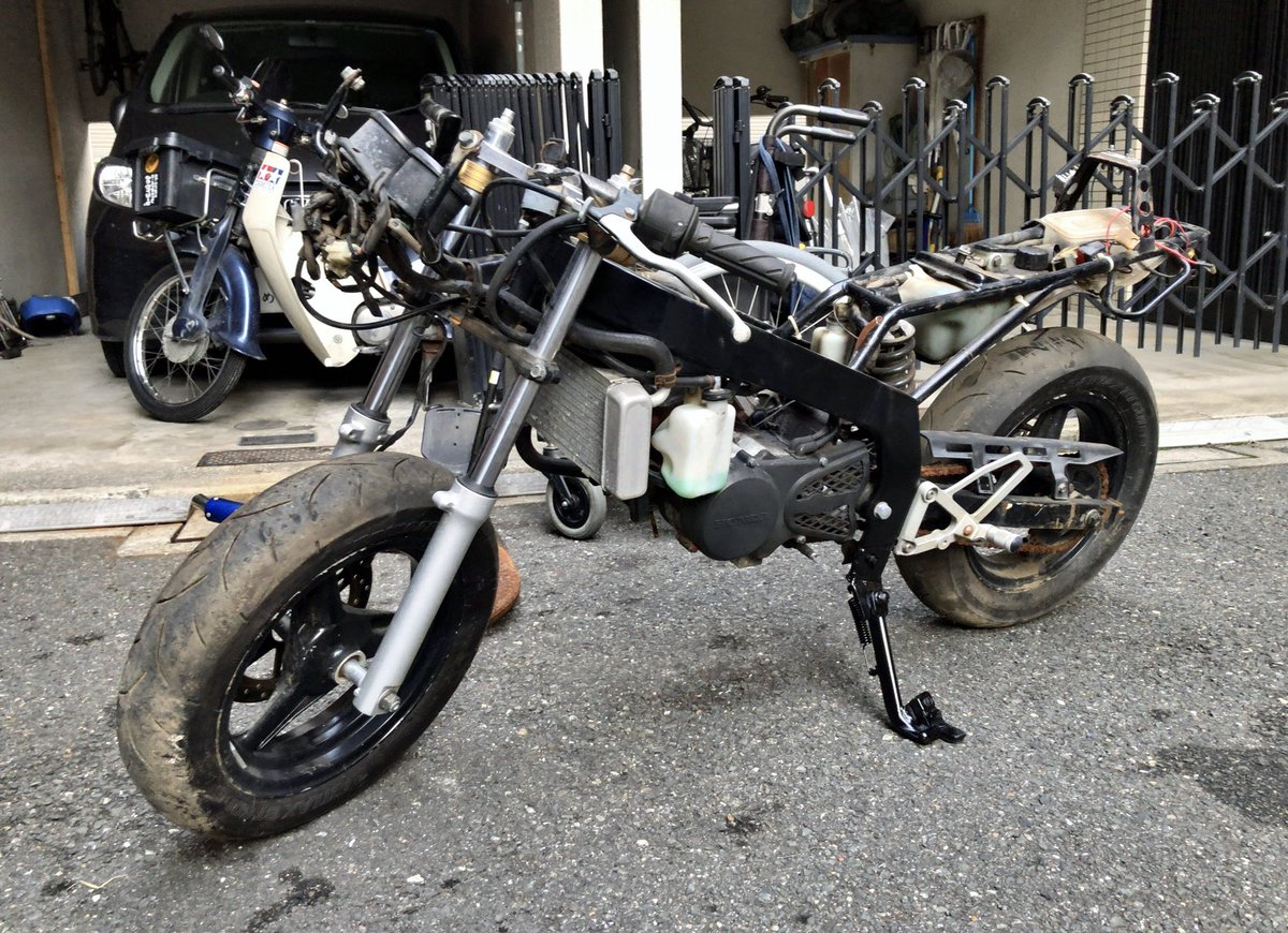 NSR50のもとのスタンドの取り付ける場所が  折れてなくなってたので
知り合いのバイク屋さん(の知り合い?)に  カブのスタンドを溶接してもらいました

ありがとうございます 