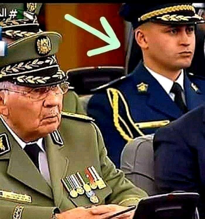Chemsou18795's tweet photo. كي يقولك نسلمو المشعل للشباب ، معنتها يسلموا لهذا و أمثاله ماشي لمسيرة بالحريرة و سلمية بالزلابية 😂😂
#كلنا_جنازة_قائدنا 🇩🇿🇩🇿 https://t.co/qpBmhrxY8I