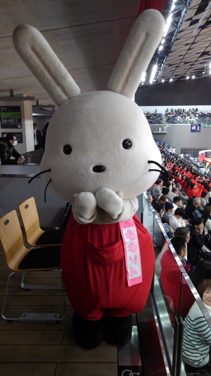 toryo_ac_jp's tweet image. ウィンターカップ2019
男子バスケットボール部、一回戦勝利しました！沖縄県代表豊見城高校と対戦し、73ー71という結果でした。ウィンターカップ初勝利です。応援席の熱気も凄かったです。何と、福島市マスコットキャラクターの「ももりん」も応援に来てくれました！かわいい。
#ウィンターカップ2019