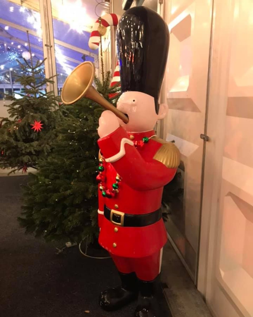 Get into the #Christmas spirit with a trip to our fabulous ice rink this #ChristmasEve. Today we're open from 10.00am-5.00pm. Come and check us out! 💂‍♀️ #1daytillchristmas #mediacity #salford #icerink #iceskating