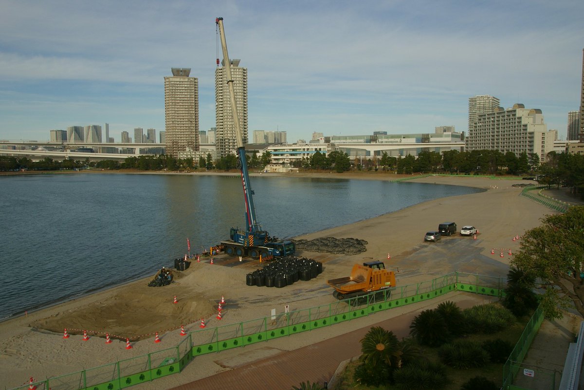 Galbraithian En Twitter 同じく お台場海浜公園 のデックス東京ビーチ側 こちらは 既に巨大クレーンが持ち込まれ 問題の多いトライアスロン会場の造成 写真2枚目は 仮設の桟橋工事 が行われていた 今年の 夏 3ヶ月ほど占有 砂浜をいじくり回した挙げ句 一度