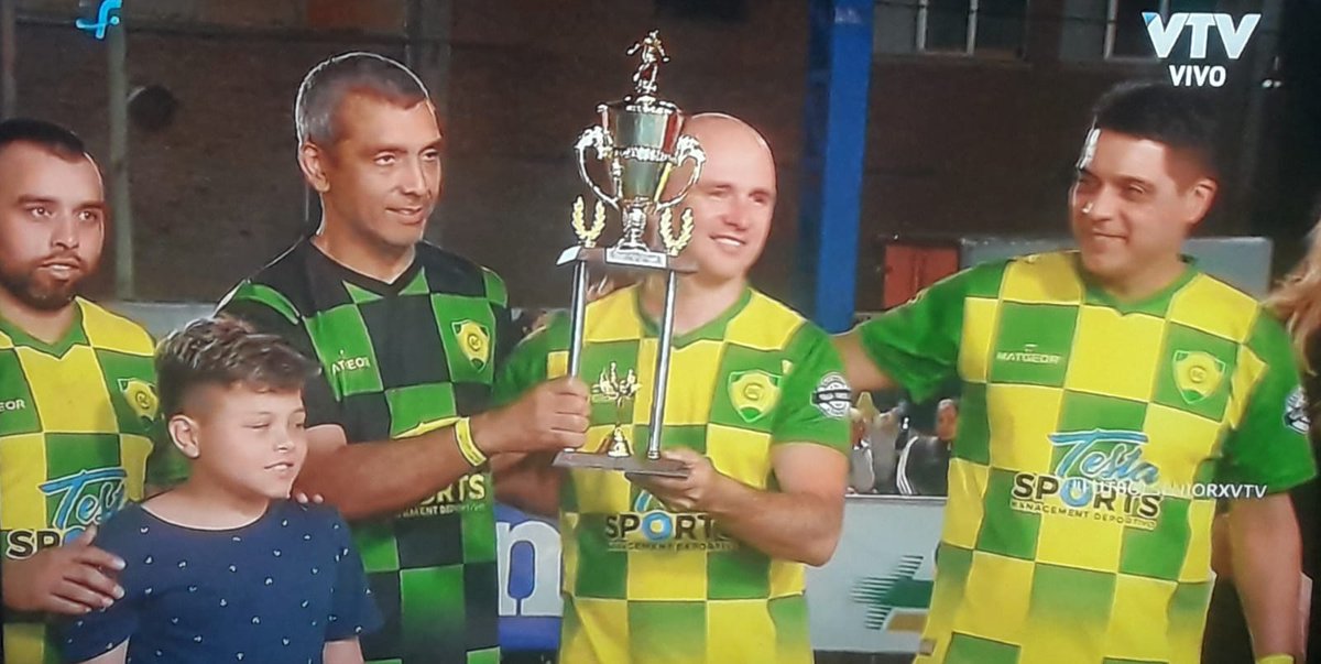 SportivoCerrito's tweet image. Dale campeón, dale campeón 🎶🎶🎶

El equipo de fútbol senior se coronó campeón tras ganarle la final a Cerro 4-3.

Gran preparación del auriverde pensando en lo que será el campeonato de fútbol once.

Felicitaciones al plantel 🏆

#CSC90años🔰