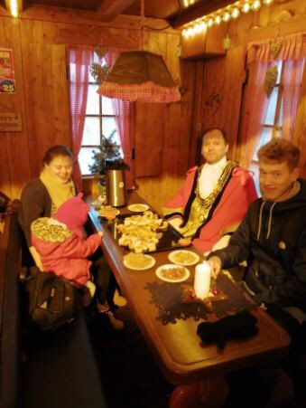 Had lunch in the German Market. Most of the stall holders have returned home for Christmas. With the stalls and entertainment I thought it was the best market so far.