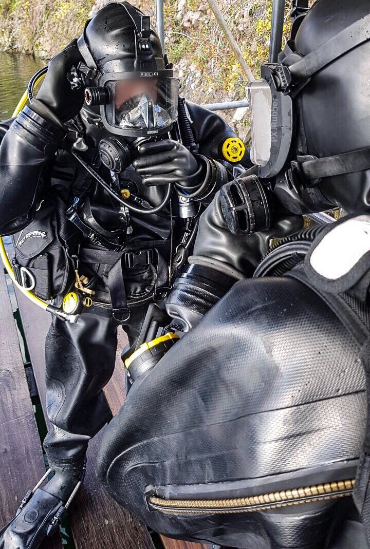 diver_bikeruk's tweet photo. I would like to wish all my followers a merry Christmas and wish everyone a happy and prosperous New Year from me, RubberBikerLover and from drone RBL-01! https://t.co/GidKIdQ0l7
