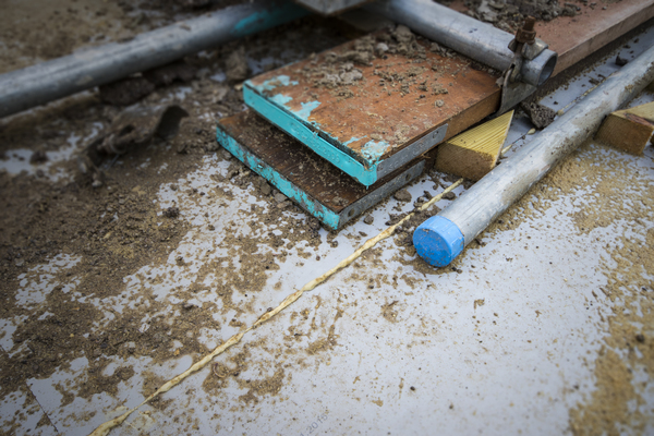 CaberBoard's tweet image. Housebuilders – how to get on with the job in Britain’s extreme weather.
60 days of protection for your floor, come rain or snow!⛈️❄️
Use our waterproof chipboard flooring panel designed to keep you building even with the roof off! ➡️ ow.ly/9O0r30pS3uV #ukconstruction