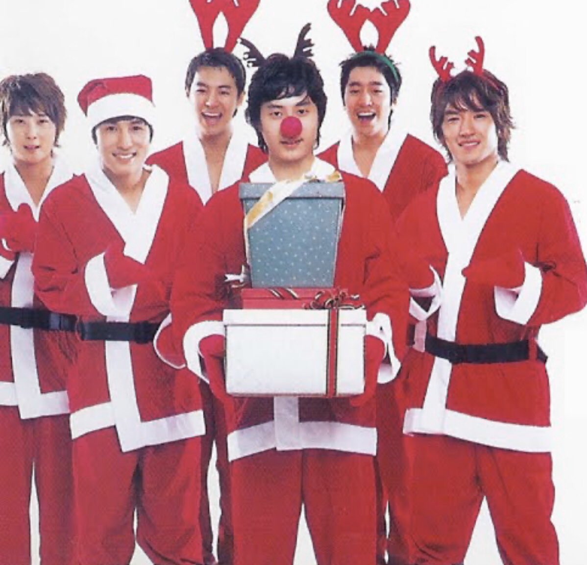Marselle0619's tweet photo. The way they tormented Andy, youโve come a long way my Son! Merry Christmas #shinhwa & #shcjs #SHCJSelcaDay https://t.co/YxhrSQg84p
