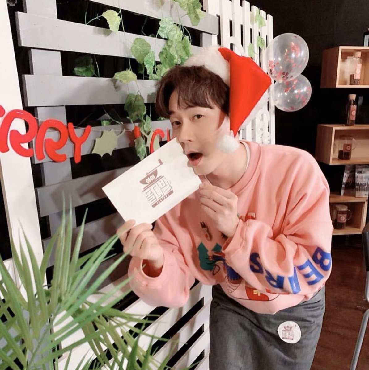 Marselle0619's tweet photo. The way they tormented Andy, youโve come a long way my Son! Merry Christmas #shinhwa & #shcjs #SHCJSelcaDay https://t.co/YxhrSQg84p