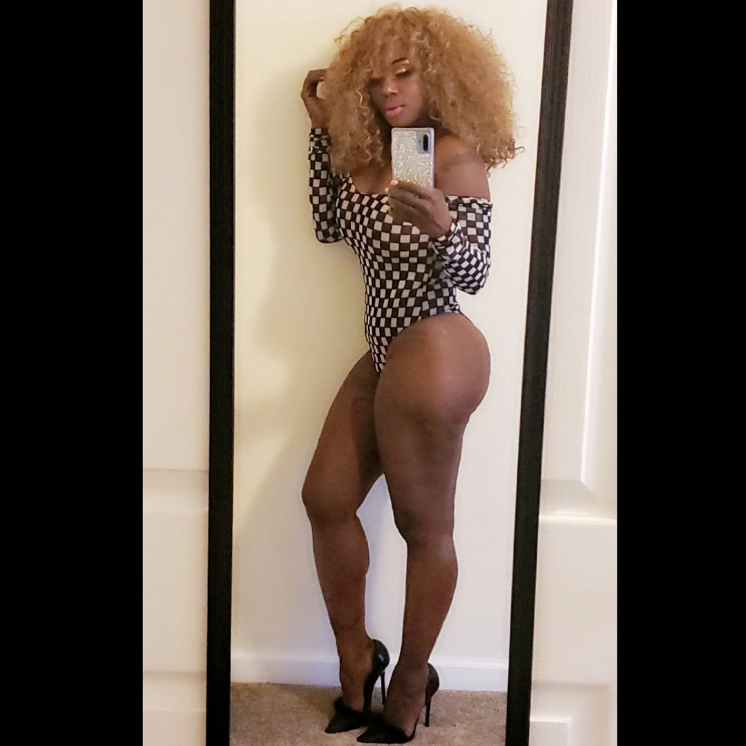 mokabrown's tweet photo. When the #bodyandface #goals push thru! Ig _lisacox01 #WeAreNotTheSame #illfryyochicken lilbih! https://t.co/sgOnroVkKZ